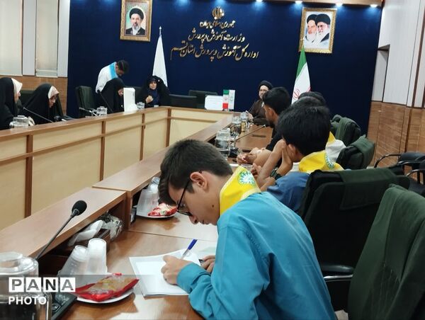 نشست صمیمی اعضای شورا و مجمع دنش آموزی قم با مدیرکل آموزش و پرورش استان
