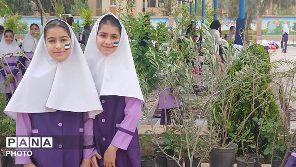 کاشت نهال به یاد نوگلان شجره طیبه میناب در دبستان اندیشه ناحیه یک یزد