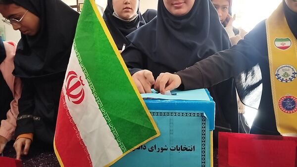  انتخابات شورای دانش آموزی در دبیرستان هوشیار