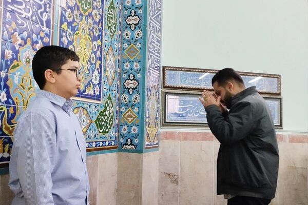 گفت‌وگوی آموزشی پس از اقامه نماز جماعت در دبیرستان شهید چمران