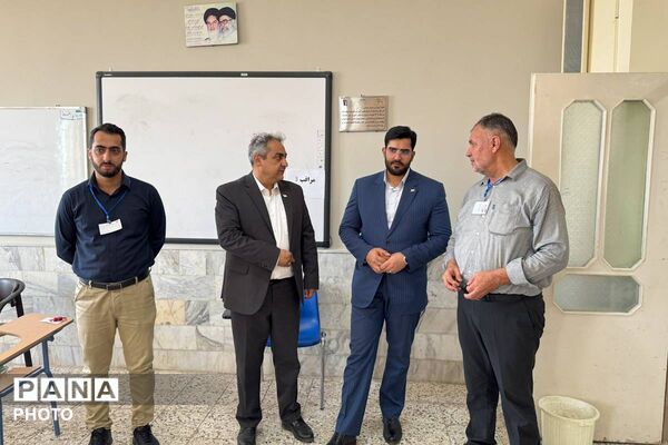 رقابت داوطلبان کنکور در حوزه های امتحانی سالن نشاط و مدرسه شریعتی