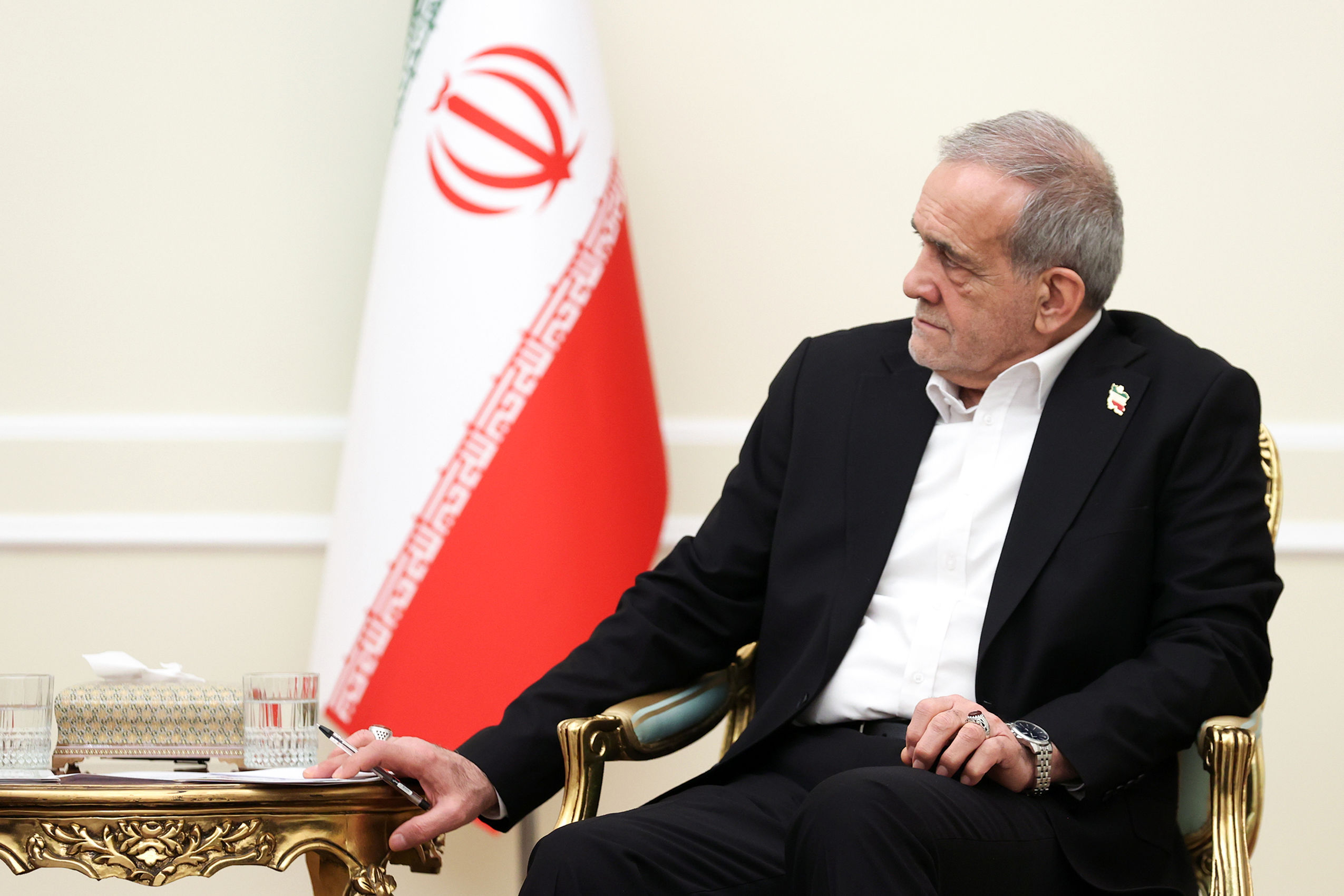 بنای دولت تلاش مجدانه برای حل مشکلات معیشتی مردم است
