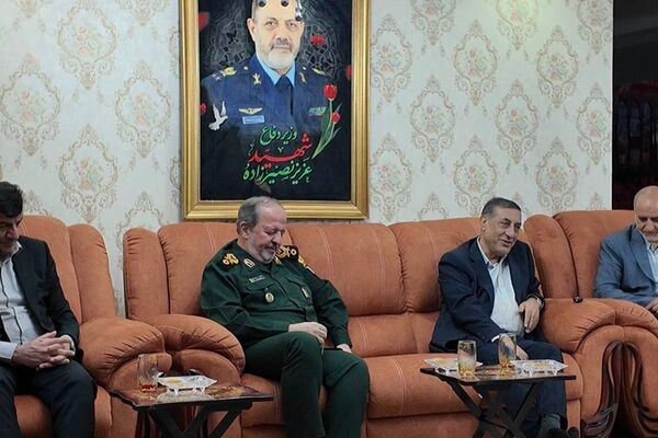 دیدار معاون اجرایی رئیس‌جمهور و سرپرست وزارت دفاع با خانواده شهید نصیرزاده