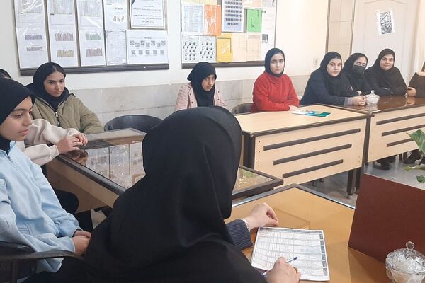 جلسه مدیر با دانش آموزان منتخب پژوهشسرا در دبیرستان شهدای هسته ای قرچک