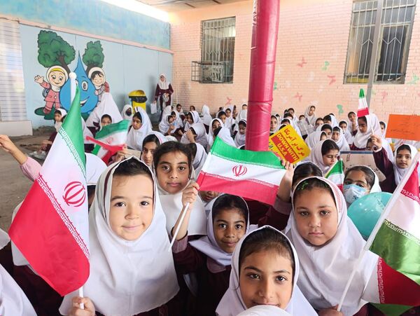 حماسه ۱۳ آبان در دبستان شهید تنیده 