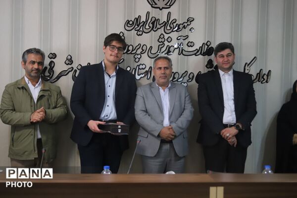 دیدار صمیمانه مدیر آموزش و پرورش ناحیه ۵ تبریز با نسل آگاه و فعال دانش‌آموزی