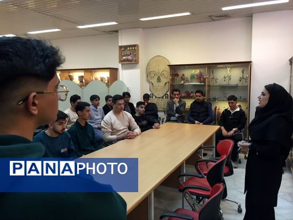 بازدید دانش آموزان دبیرستان نمونه آیت‌الله خامنه‌ای از دانشکده پزشکی دانشگاه فردوسی مشهد