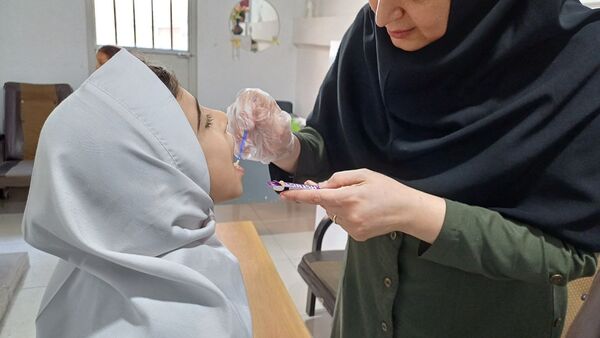 اجرای طرح وارنیش فلوراید در دبستان لطیفه 