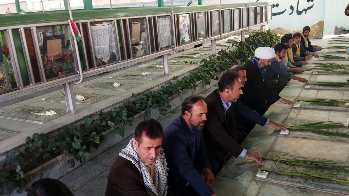 مراسم غبارروبی و عطرافشانی مزار شهدای 400 دستگاه ناحیه 3 کرج در هفته دفاع مقدس