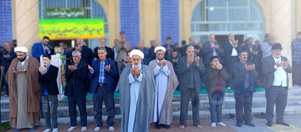 اقامه‌ نماز‌ عیدفطر در شهر وردنجان