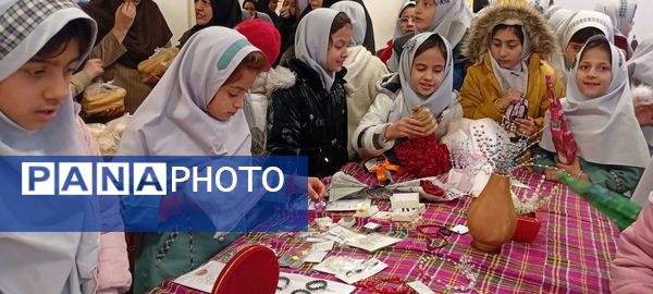 بازدید دانش آموزان مدرسه مریم میرزاخانی خلیل آباد از بازارچه کار آفرینی