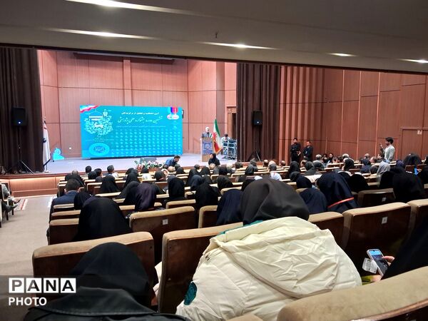 تجلیل از برگزیدگان استانی پژوهش سراها