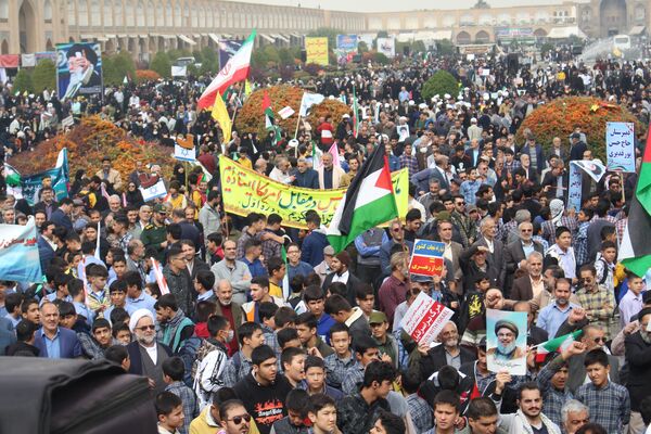حضور پرشور مردم اصفهان در راهپیمایی روز 13 آبان