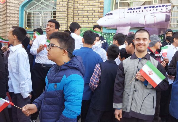 نواختن زنگ انقلاب در مدرسه استثنایی مهرآفرینان