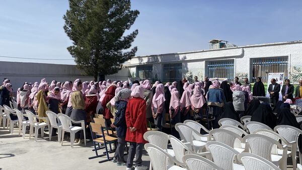 نواختن زنگ جشن نیکوکاری در دبستان زینب قهرمانی مه ولات