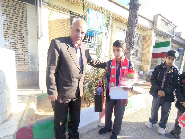 تجلیل از خبرنگار ارشد دبستان شهید پسندیده فدافن