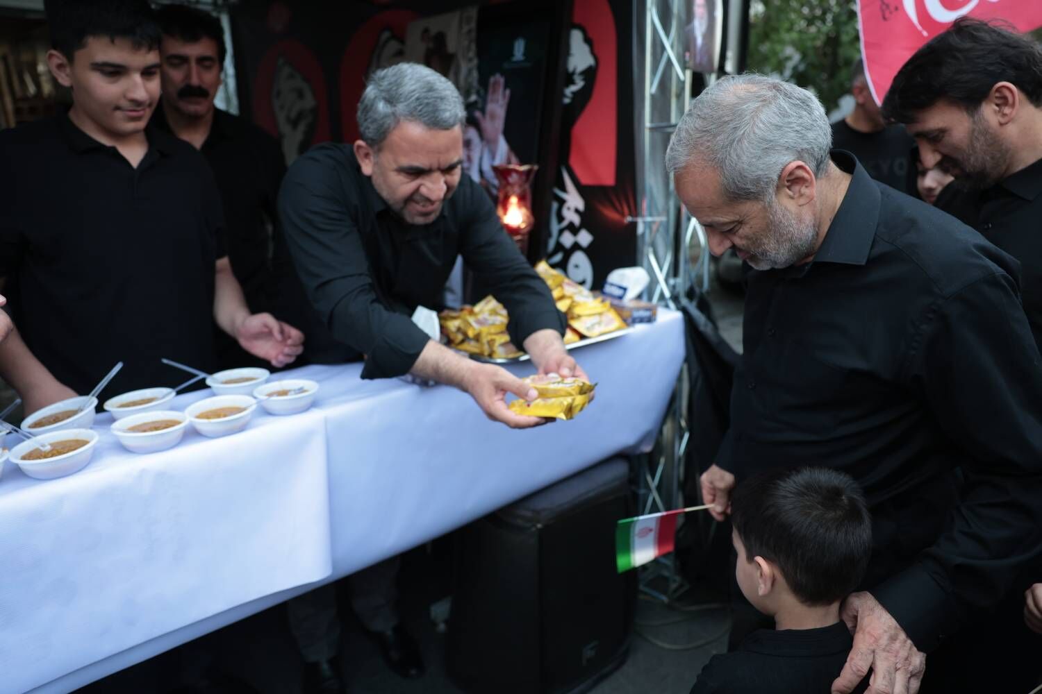 میزبانی معاون وزیر آموزش و پرورش از زائران و تشییع‌کنندگان پیکر رهبر شهید در موکب سازمان مدارس و مراکز غیردولتی
