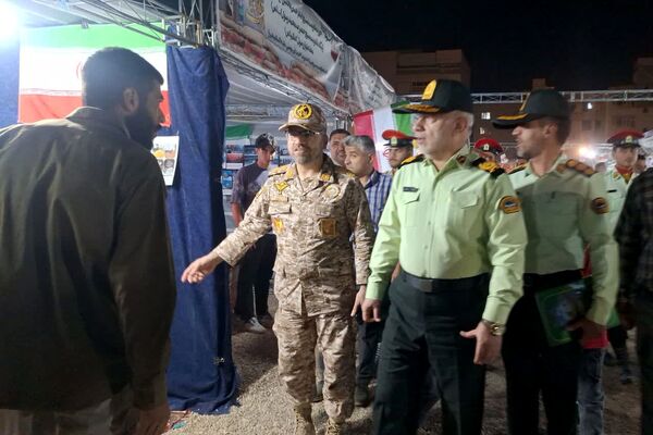 بازدید از نمایشگاه اسوه به‌مناسبت هفته دفاع مقدس در شیراز