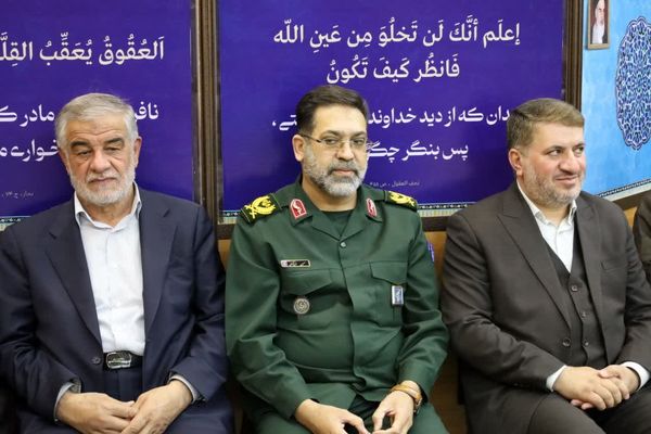 ضیافت افطاری جمعی از دانش‌آموزان با امام جمعه یزد 