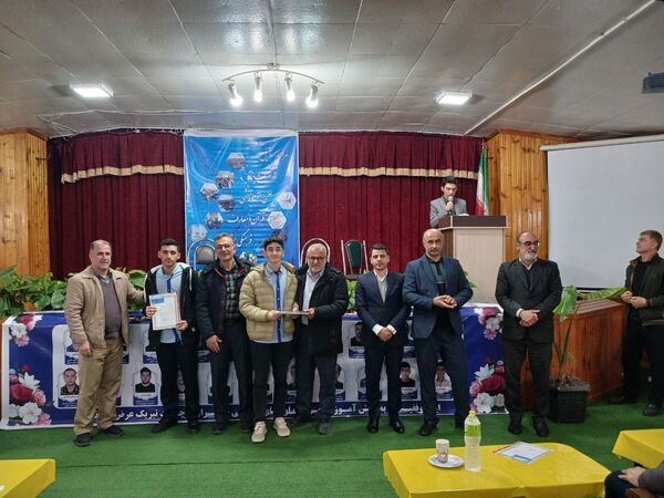 مراسم تقدیر از نفرات برتر دبیرستان نمونه‌ شهدای‌ سلمانشهر عباس‌آباد