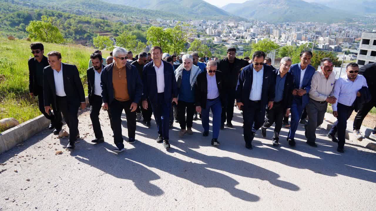 همایش پیاده‌روی فرهنگیان از امامزاده عبدالله تا تپه نورالشهدا یاسوج 