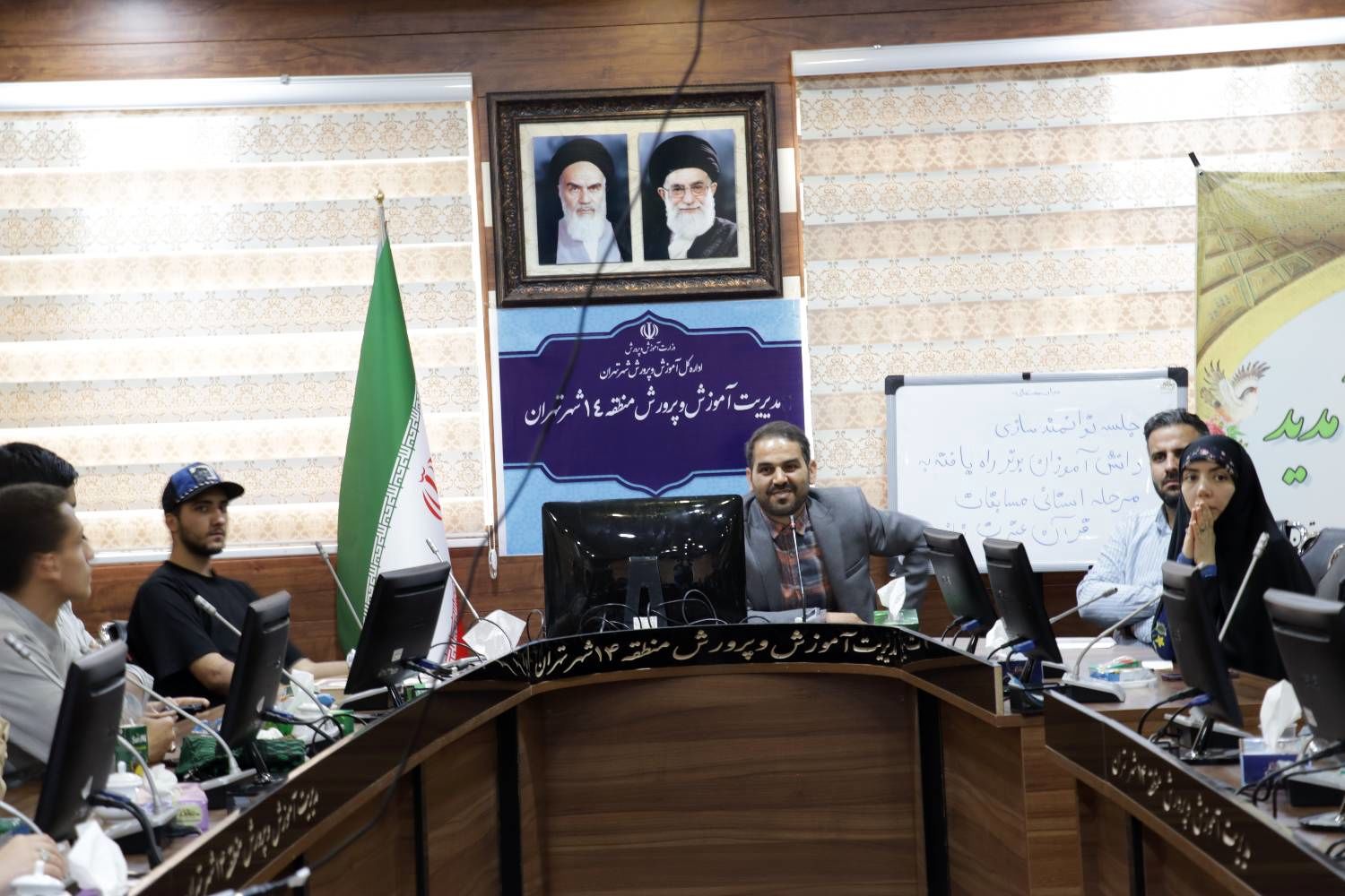 جلسه توانمندسازی دانش‌آموزان برتر در مسابقات قرآن و عترت