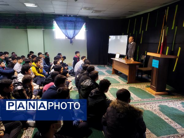 جلسه مشاوره تحصیلی برای دانش‌آموزان دبیرستان نمونه دولتی گل نراقی 3