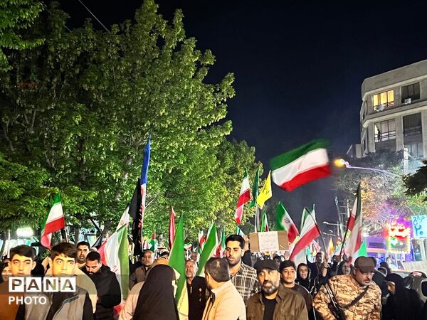ایمان و مشت گره کرده،نماد مقاومت است