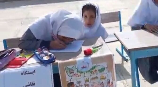 جشن محوری عاطفه‌ها در دبستان شهدای‌بانک‌ملی شهرستان درمیان