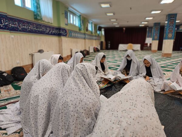 برگزاری محفل انس با قرآن در دبیرستان شهدای اقتدار ملارد با یاد و نام سیدحسن نصرالله