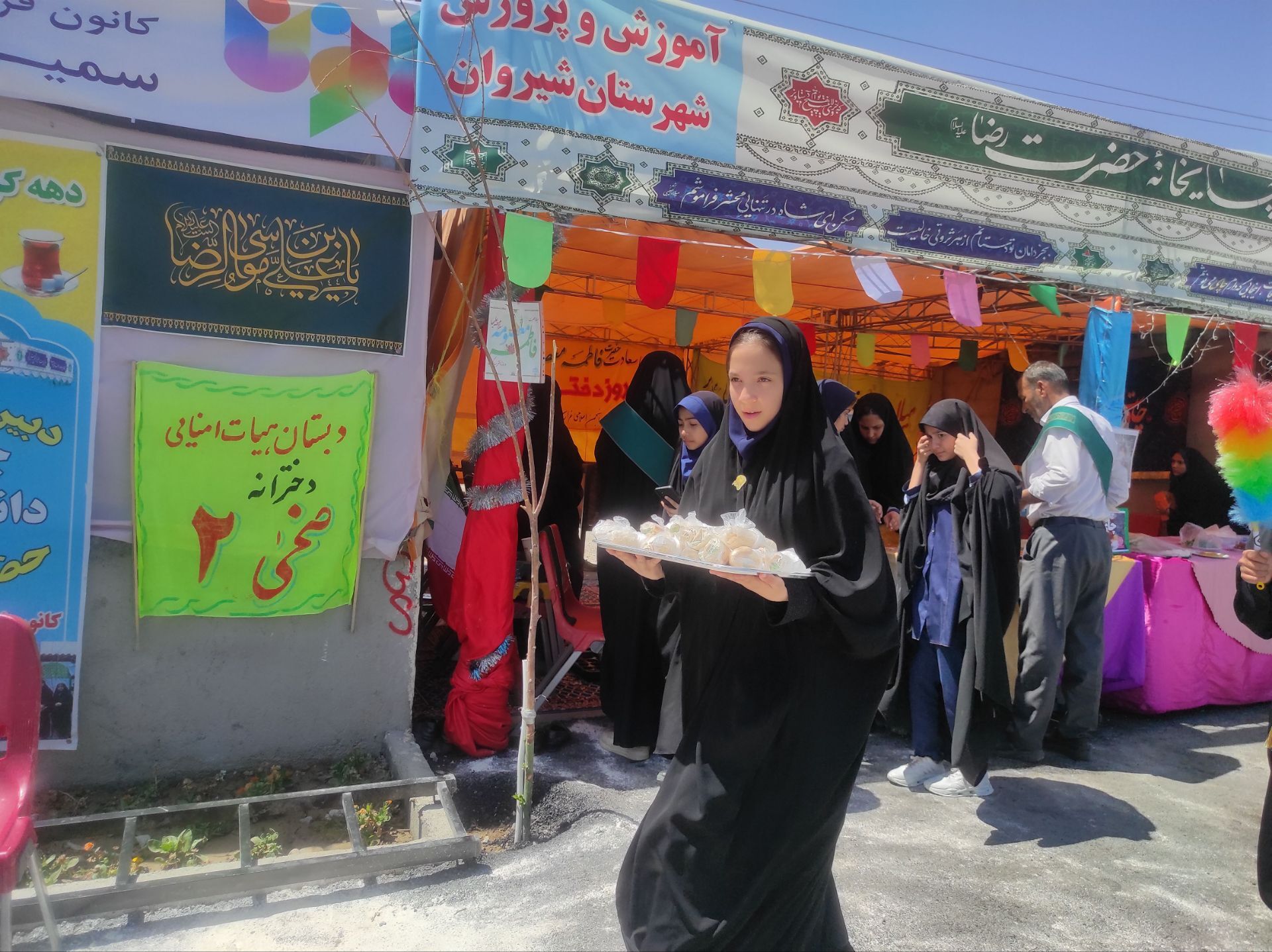 همکاری دانش آموزان خادمیار دبستان ضحی۲ با چایخانه دانش آموزی حضرت رضا(ع) شیروان