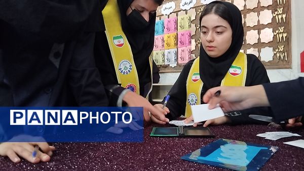  انتخابات شورای دانش آموزی در دبیرستان هوشیار