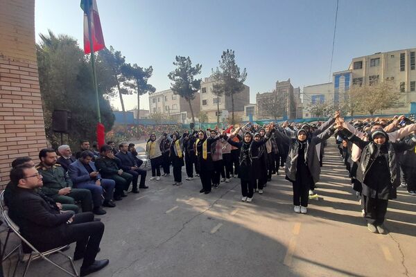 برگزاری مراسم گرامیداشت هفته بسیج در مدرسه شهید زهره‌وند قرچک