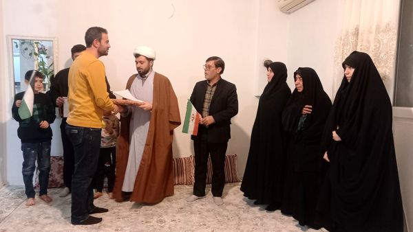 دیدار امام جماعت مسجد پنج تن آل عبا با خانواده مدافع حرم «مصطفی علیزاده»