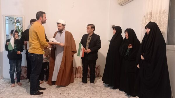 دیدار امام جماعت مسجد پنج تن آل عبا با خانواده مدافع حرم «مصطفی علیزاده»
