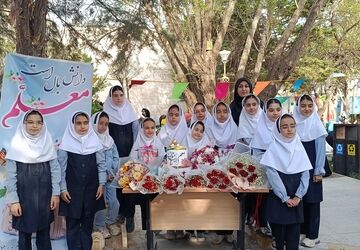 معلمان نور چشم جامعه هستند