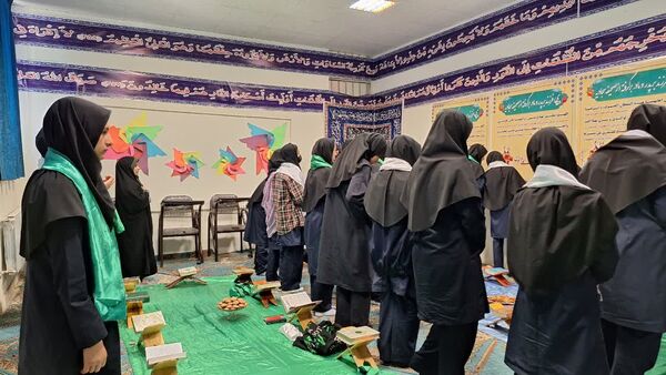 محفل انس با قرآن در دبیرستان فاطمیه ناحیه یک کرج