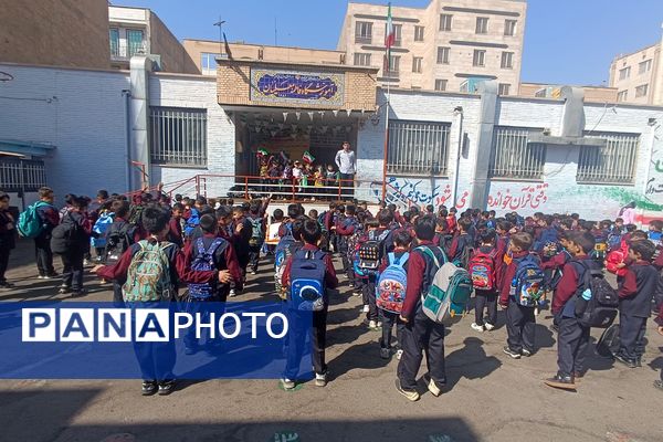 اجرای سرود ای‌ایران در برنامه صبحگاهی دبستان سعدی