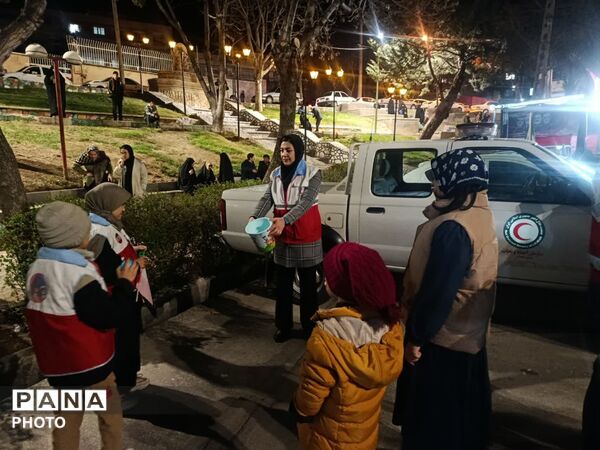 استقرار شبانه امدادگران هلال احمر شهرستان تویسرکان در اجتماعات مردمی