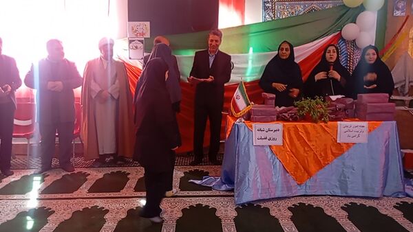 تجلیل از دانش‌آموزان برتر دبیرستان فضیلت