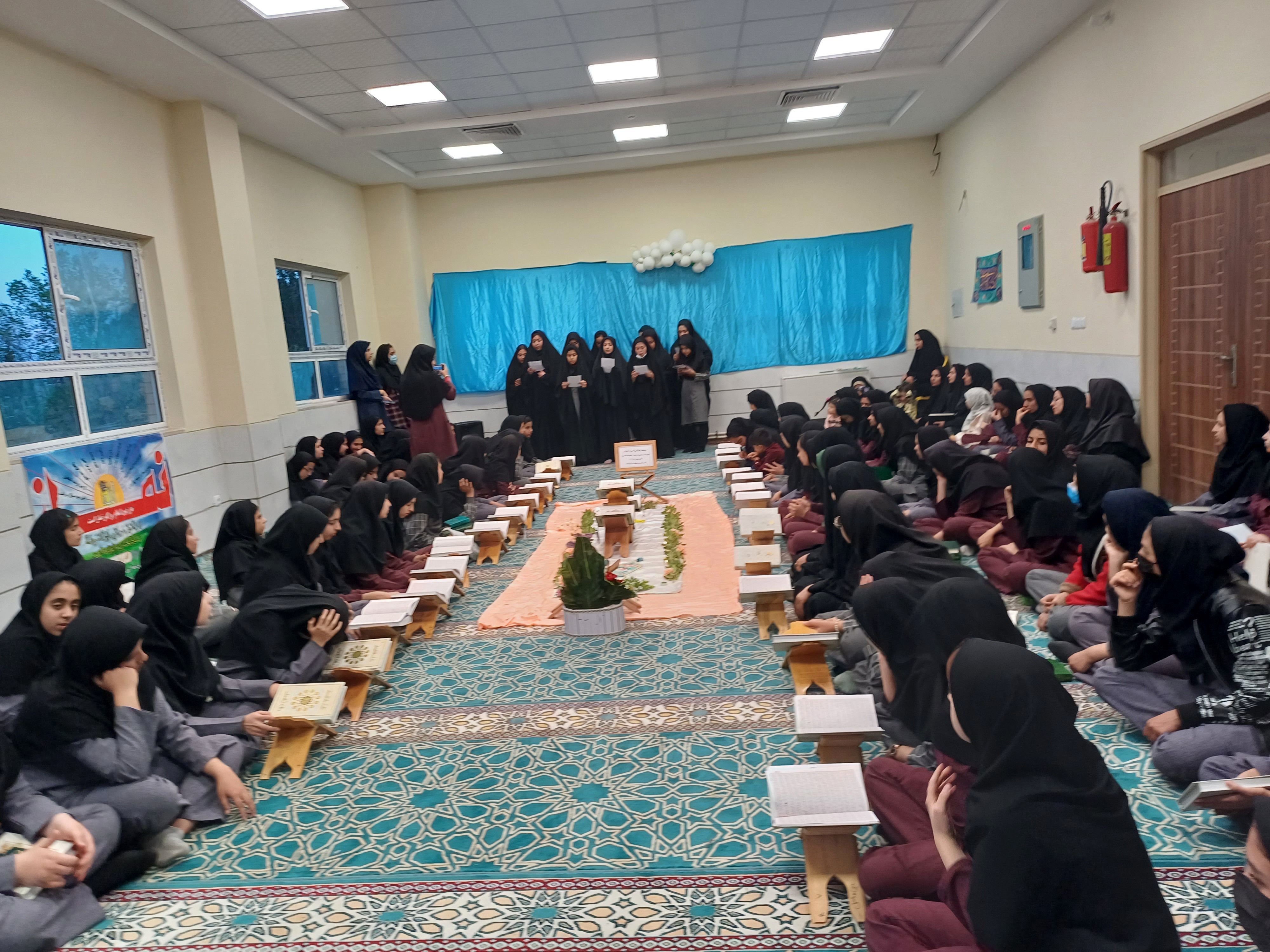 محفل نورانی انس با قرآن کریم در دبیرستان دین و دانش کوهپایه