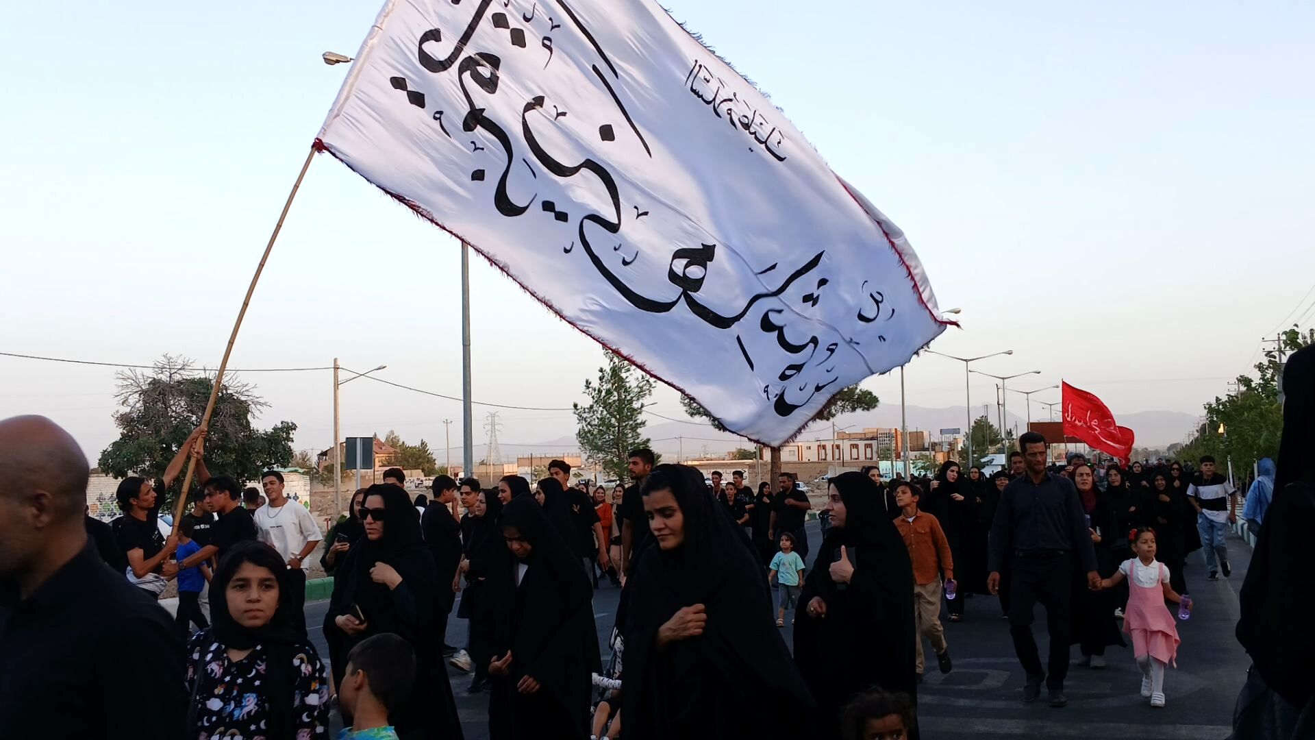 آیین پیاده روی باشکوه جاماندگان اربعین حسینی در شهرستان کاشمر 