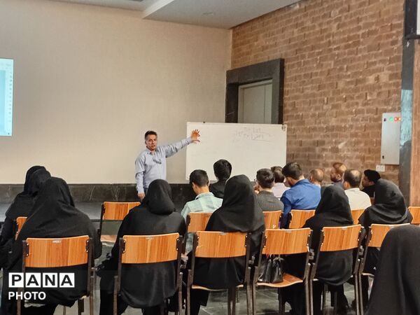 تقویت مهارت‌های تخصصی فرهنگیان مهریز در دبیرستان شکیب