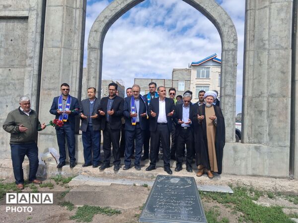 غبارروبی مزار شهدا توسط فرهنگیان و پیشتازان مهربان به‌ مناسبت روز معلم