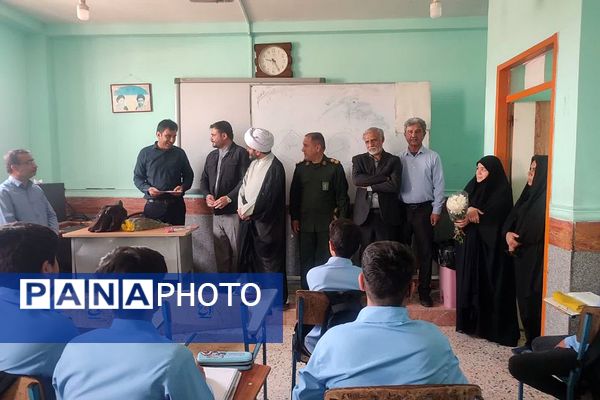 تجلیل از مدیر و کارکنان مدرسه نمونه رازی سعدآباد