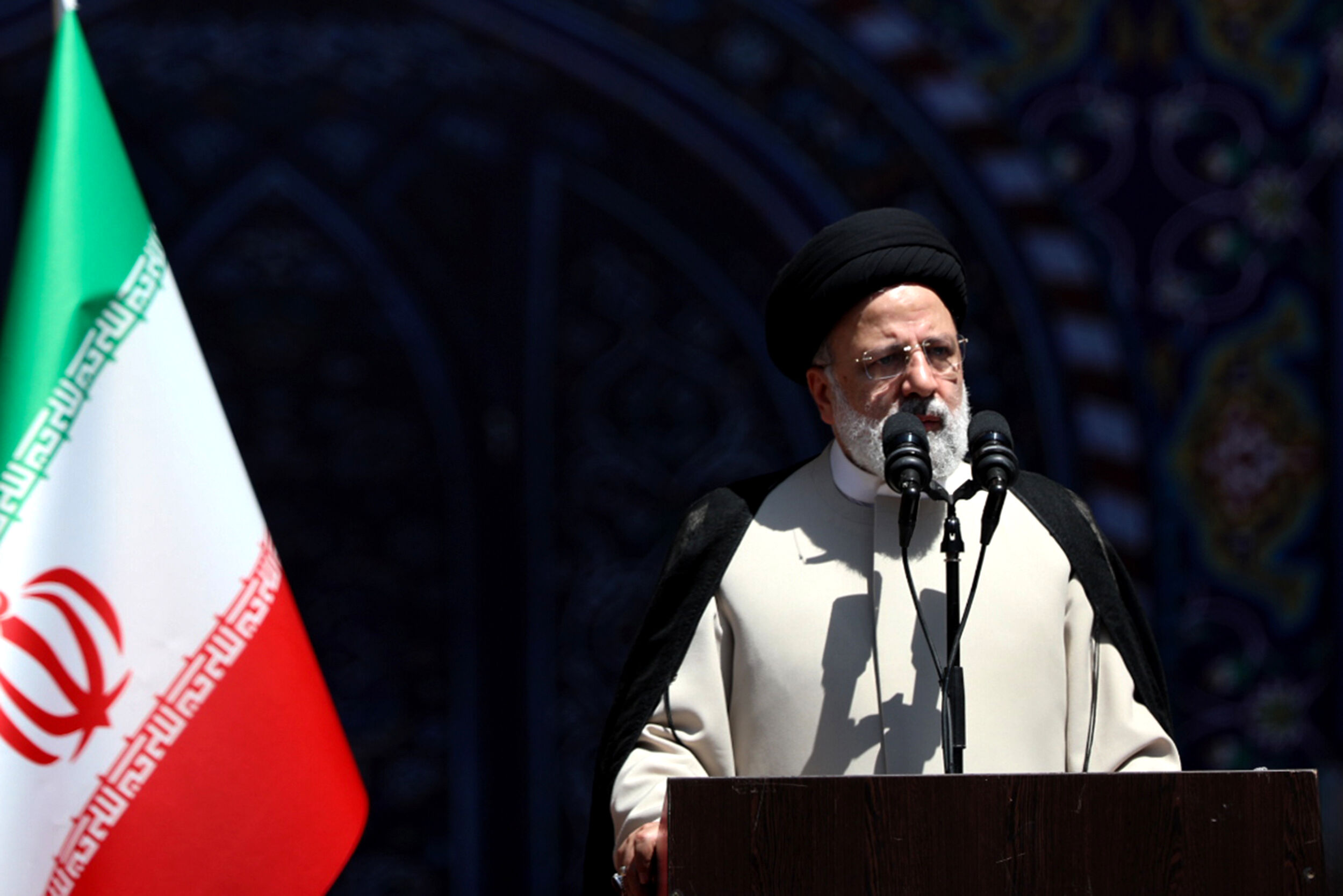 با ایمان به شعار ما می‌توانیم بر همه مشکلات غلبه خواهیم کرد