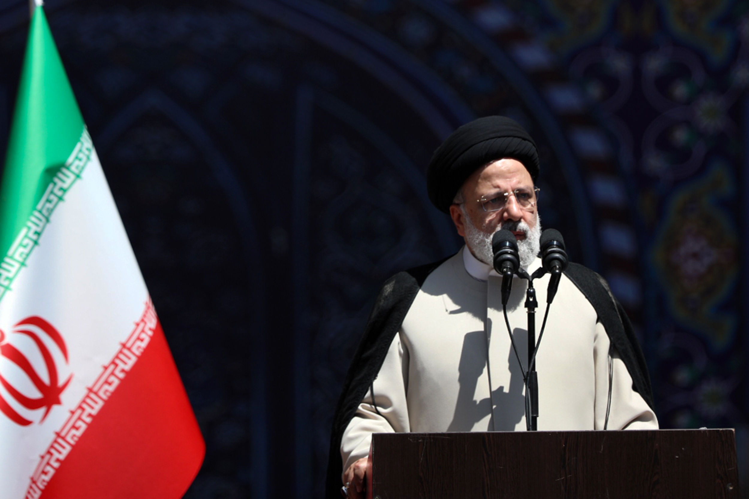 با ایمان به شعار ما می‌توانیم بر همه مشکلات غلبه خواهیم کرد