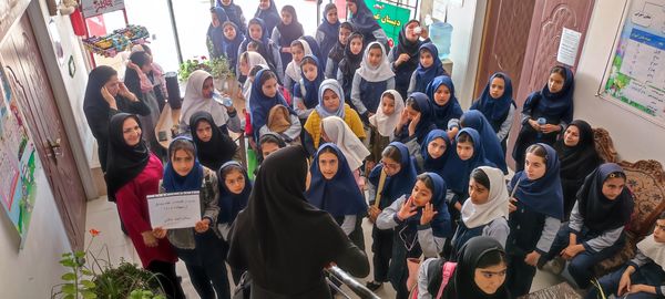 بازدید دانش‌آموزان مدرسه شهید خاقانی از گلخانه پیشه‌وران شیروان