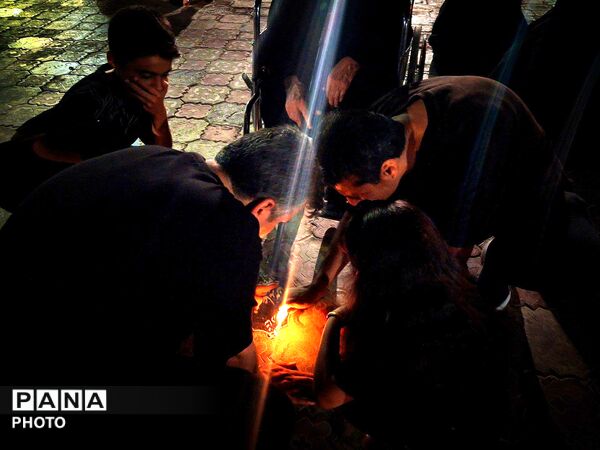 روشنایی شمع‌ها در شام غریبان؛ کاشمر در سوگ کربلا