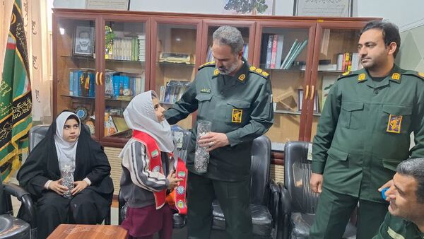 قدردانی دختران پیشتاز آموزشگاه نوریه جیرفت از پاسداران